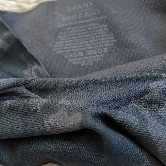 SPANX Camo seamless leggings in black camo small - Picture 6 of 6